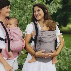 Noszenie przodem: Kiedy bezpiecznie? Liczy się gotowość, nie wiek!
