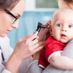 Ból ucha u niemowlaka: Jak rozpoznać i szybko pomóc dziecku?