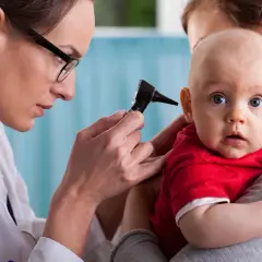 Zapalenie ucha: Czy dziecko może iść do przedszkola? Odpowiadam!