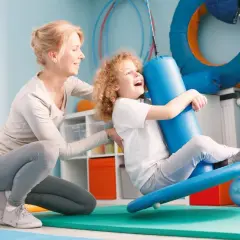 Dlaczego dziecko szuka wrażeń? Zrozum i wspieraj mądrze.