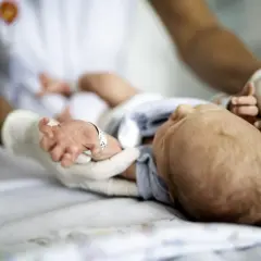 Objawy neurologiczne u niemowląt: Kiedy Twój instynkt ma rację?