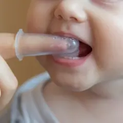 Zdrowy uśmiech od początku: Jak myć zęby niemowlakowi?