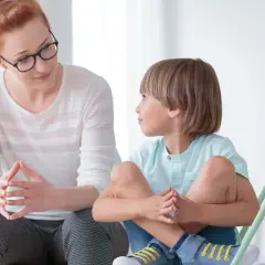 Nerwowe dziecko: Jak rozmawiać, by uspokoić i zrozumieć?