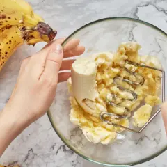 Banan dla niemowlaka: Od kiedy, jak podawać? Uniknij błędów!