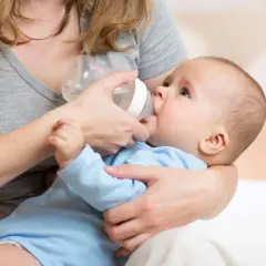Niemowlę butelka: Jak nauczyć pić bez stresu? 7 kroków!