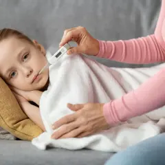 Gorączka u dziecka: Jak ubierać, by pomóc, nie zaszkodzić?