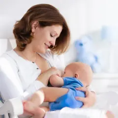 Karmienie 4-miesięcznego niemowlęcia: Ile i jak często? Spokój!