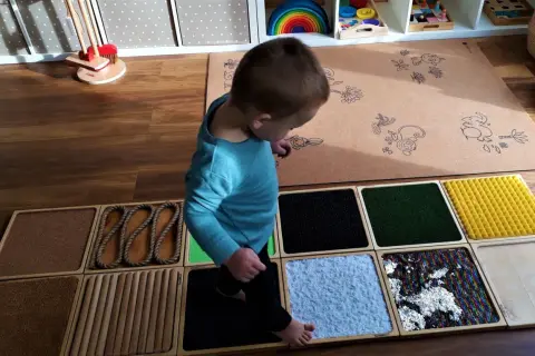 Ścieżka sensoryczna: Rozwiń zmysły dziecka! DIY i gotowe