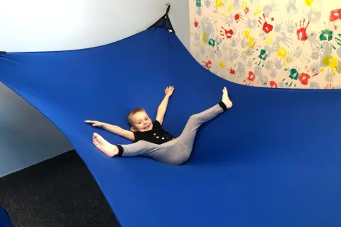 Hamak sensoryczny: Klucz do rozwoju i spokoju dziecka?