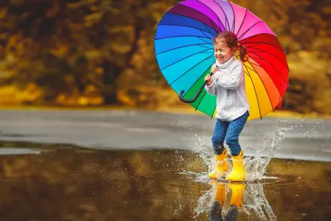 Deszczowy dzień z dzieckiem? Nuda nie ma szans! Pomysły na przygodę