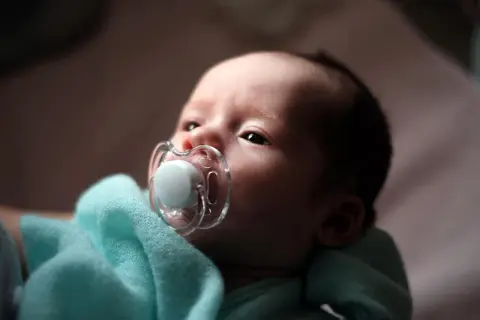 Jaki smoczek dla noworodka? Ekspert radzi: kształt i bezpieczeństwo