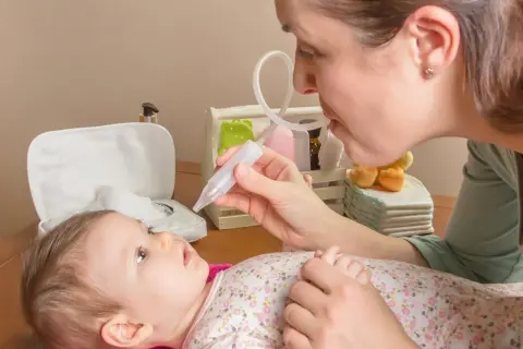 Spacer z dzieckiem z katarem: Kiedy tak, a kiedy nie?