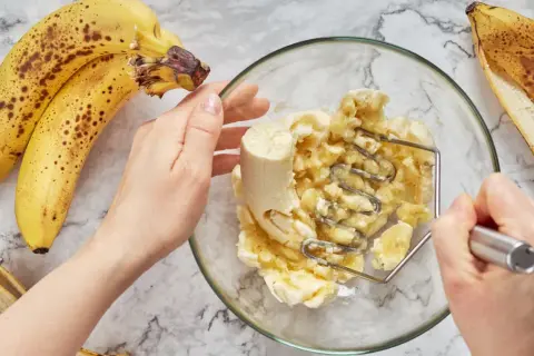 Banan dla niemowlaka: Od kiedy, jak podawać? Uniknij błędów!