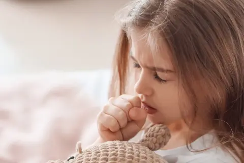 Nocny mokry kaszel u dziecka: Co podać, by spało spokojnie?