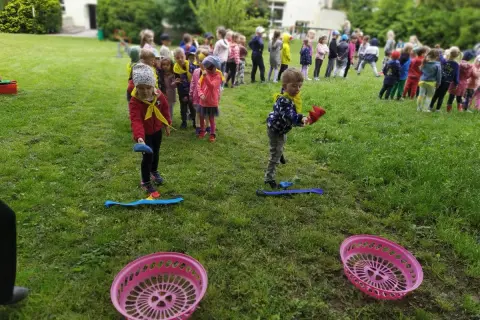 Rodzinne zawody sportowe: Pomysły, organizacja i silne więzi!