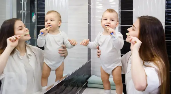 Mycie zębów roczniakowi: Skuteczne triki bez płaczu!