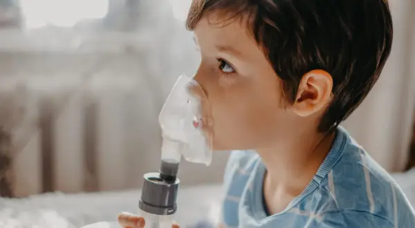 Sól fizjologiczna dla dzieci: Inhalacje kiedy, jak, którą wybrać?