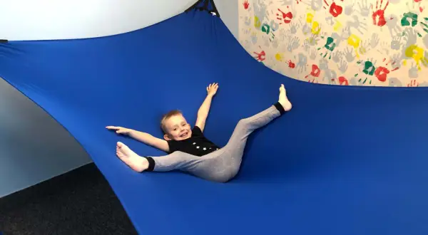 Hamak sensoryczny: Klucz do rozwoju i spokoju dziecka?