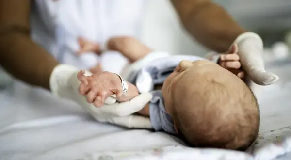 Objawy neurologiczne u niemowląt: Kiedy Twój instynkt ma rację?