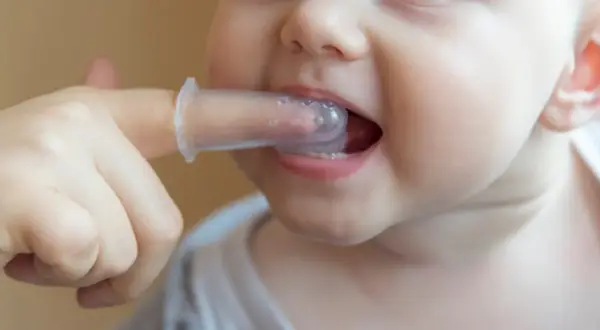 Zdrowy uśmiech od początku: Jak myć zęby niemowlakowi?
