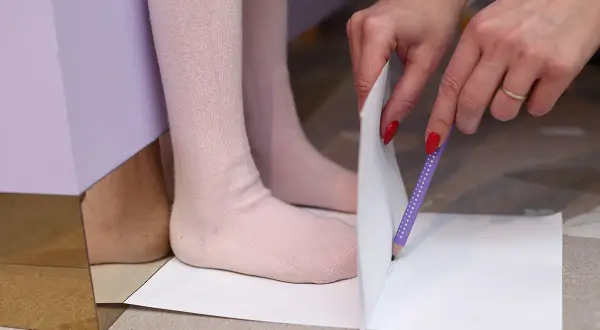 Jak zmierzyć stopę niemowlaka? Uniknij błędów i kup idealne buty.