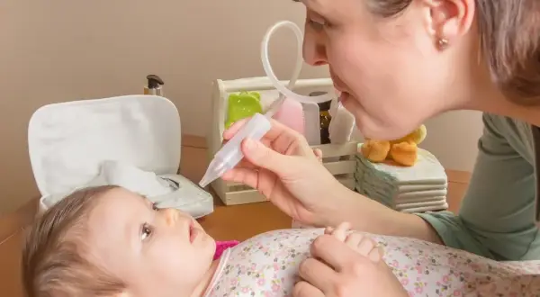 Spacer z dzieckiem z katarem: Kiedy tak, a kiedy nie?