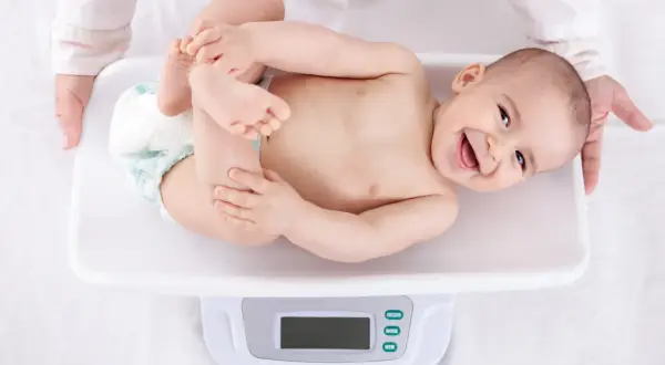 Waga niemowlaka: Normy, siatki centylowe i kiedy się martwić?