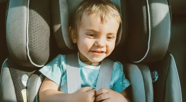 Czy dziecko może jechać z przodu? Kluczowy wzrost i airbag!