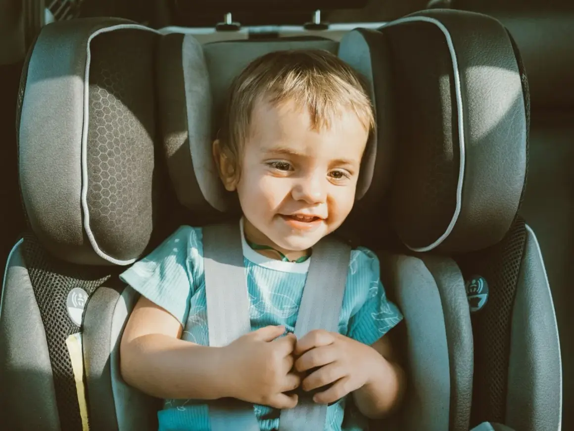 Czy dziecko może jechać z przodu? Kluczowy wzrost i airbag!