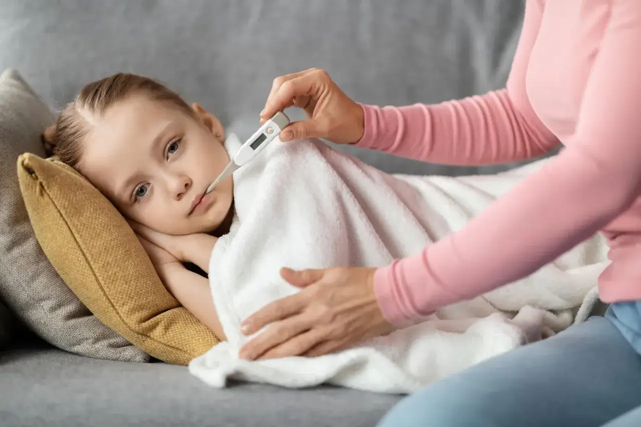 Gorączka u dziecka: Jak ubierać, by pomóc, nie zaszkodzić?