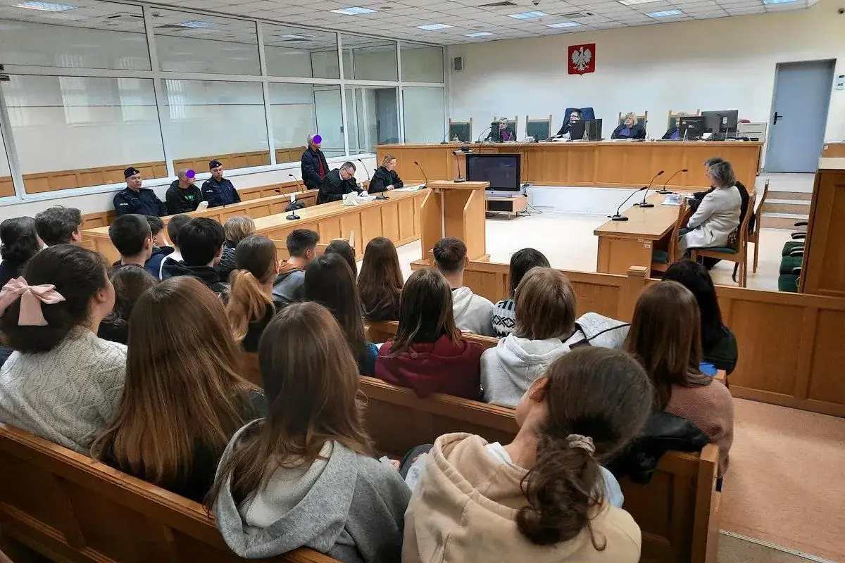 Sądowa sala rozpraw, symbolizujące proces sądowy
