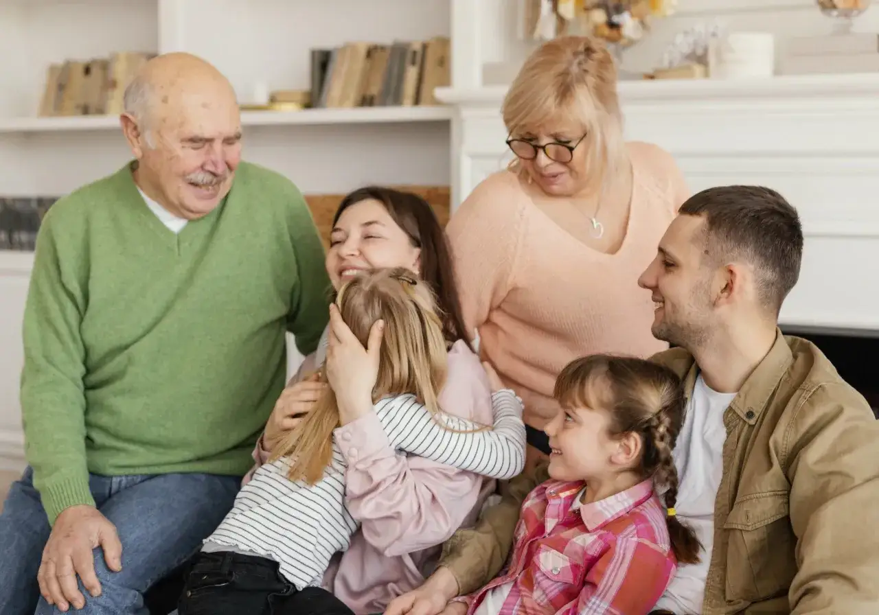Rodzina rozwiązująca zagadki, wspólna zabawa, uśmiechnięte dzieci i rodzice