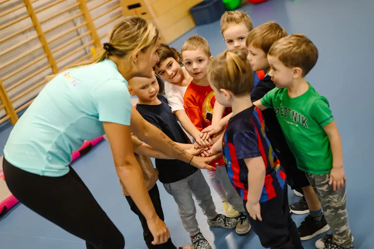 Dziecko i rodzic przygotowujący się do zajęć sportowych