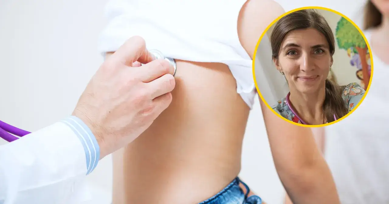Rodzic rozmawiający z pediatrą o rozwoju dziecka
