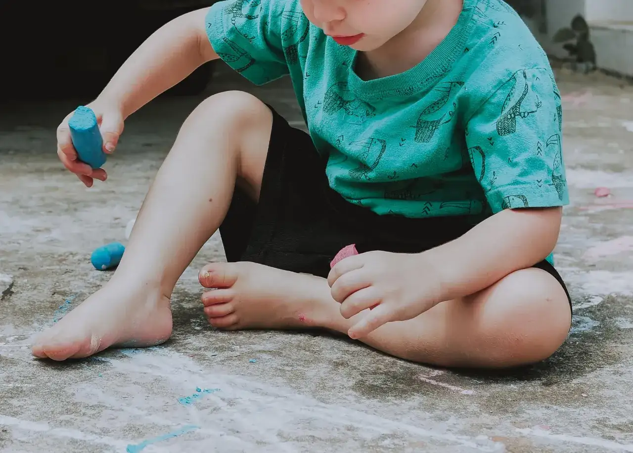 Dziecko w ruchu, poszukujące wrażeń sensorycznych, biegnące, skaczące