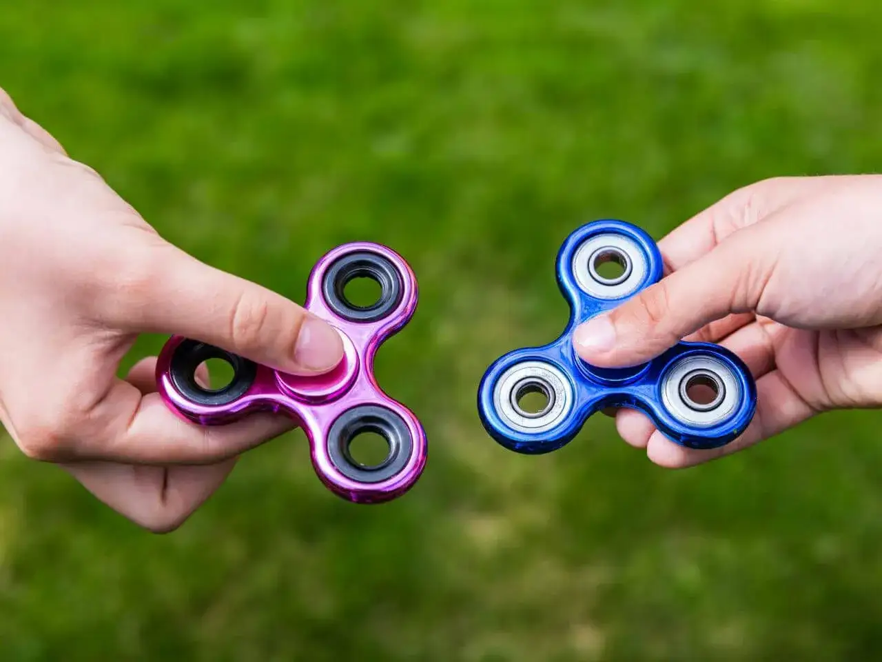 Dziecko z ADHD skupione na zabawce sensorycznej, np. gniotku lub fidget spinnerze
