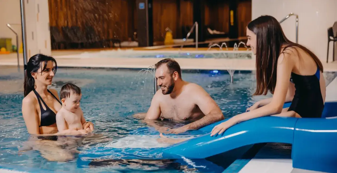 Rodzina w SPA, rodzice i dzieci relaks w hotelu