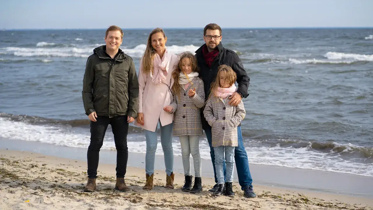 Polska rodzina oglądająca polski film, uśmiechnięta