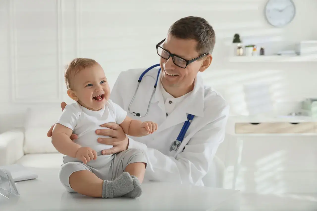 Zaniepokojona mama z niemowlakiem u lekarza