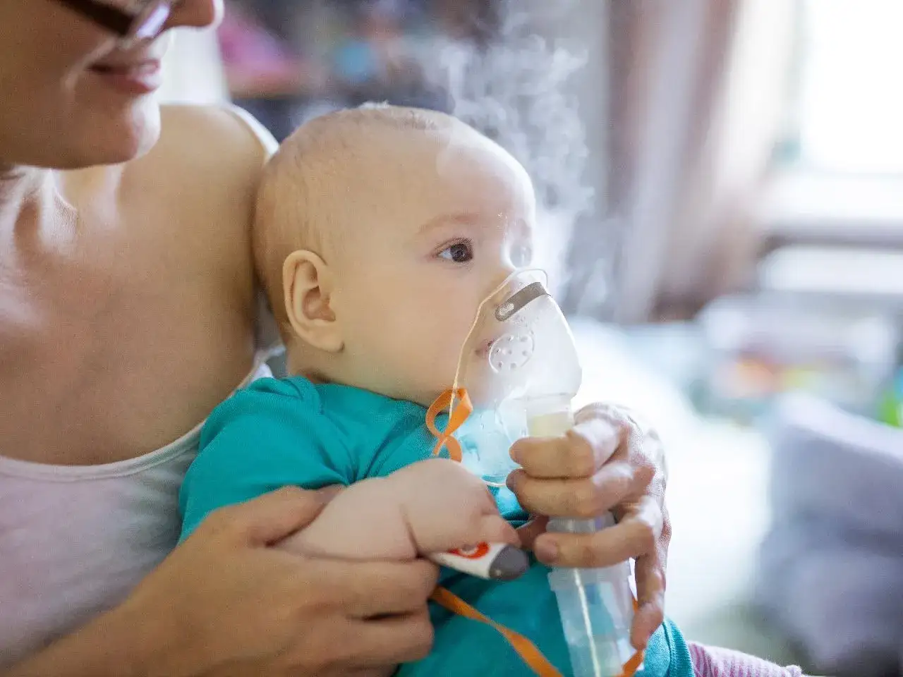rodzic wykonujący inhalację dziecku
