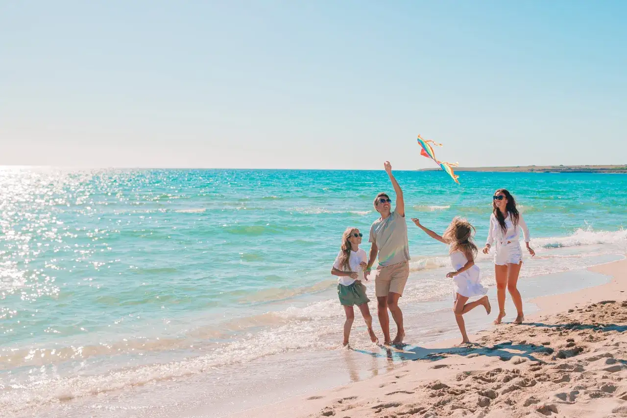 Rodzina na plaży z dziećmi Bałtyk