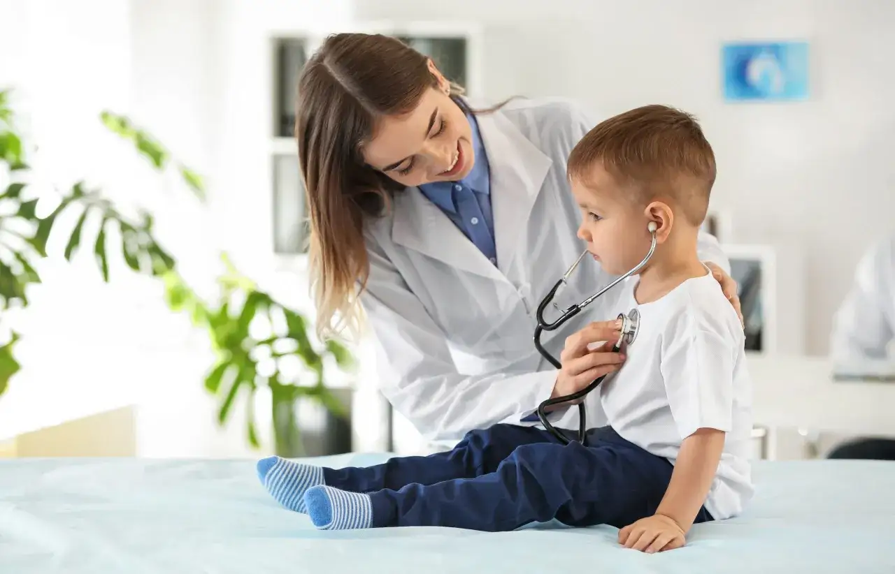 Pediatra rozmawiający z rodzicami o dziecku