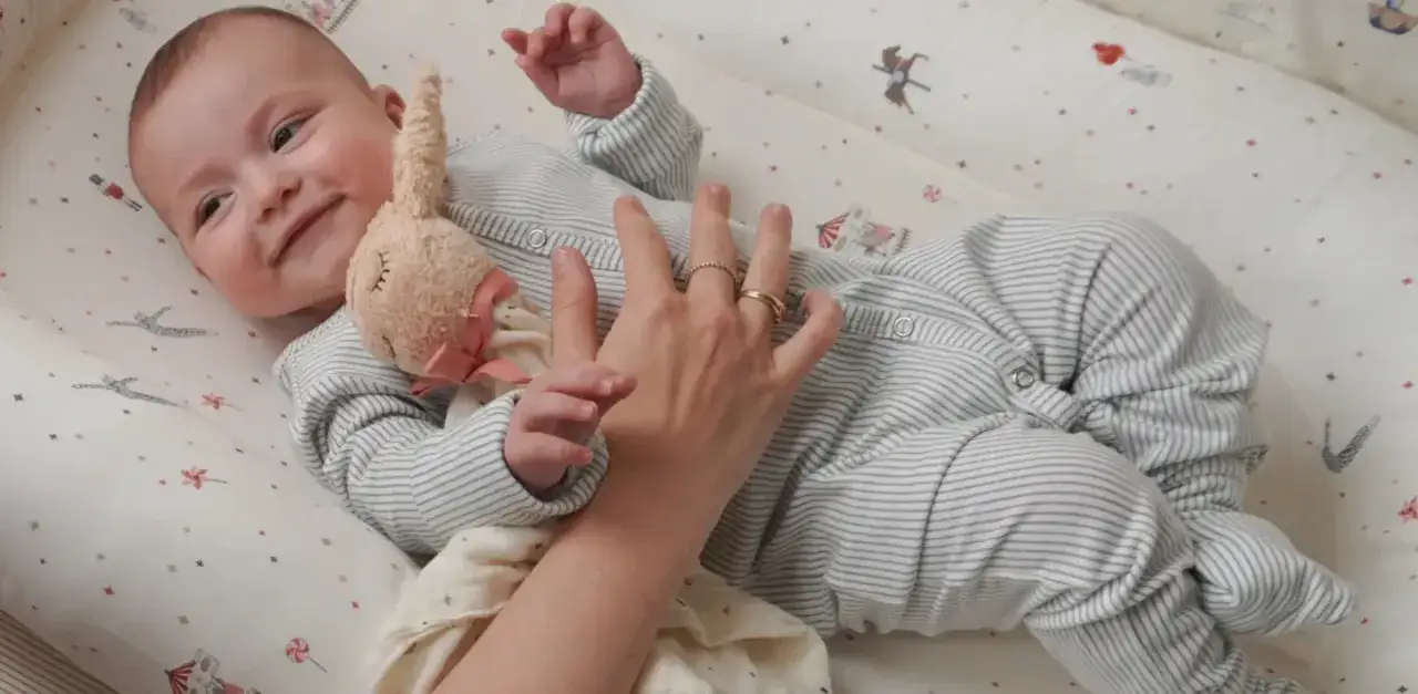 Dziecko śpiące w lekkiej piżamce