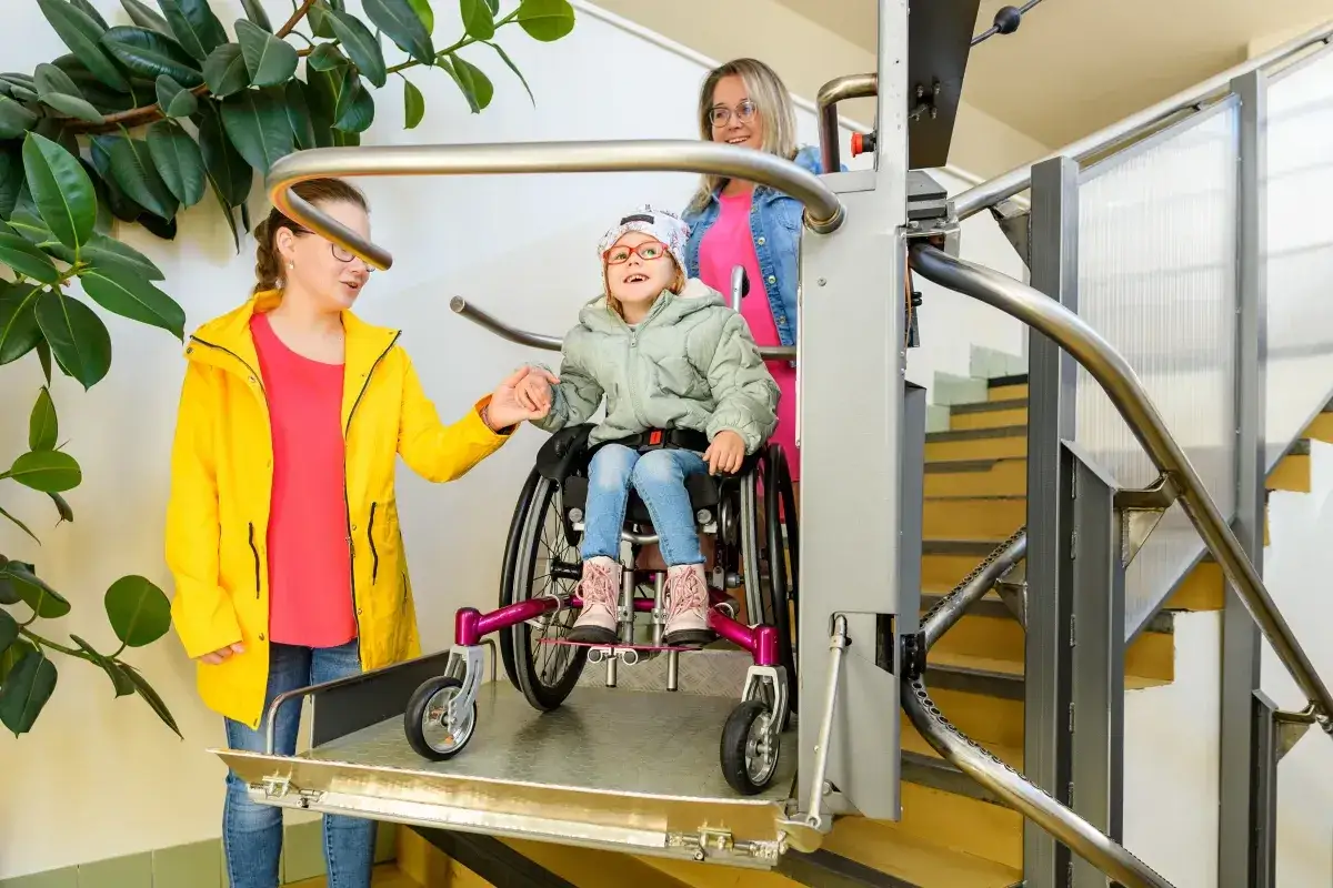 Dziecko w wieku około 18 miesięcy, próbujące samodzielnie chodzić, zaniepokojony rodzic konsultujący się z pediatrą